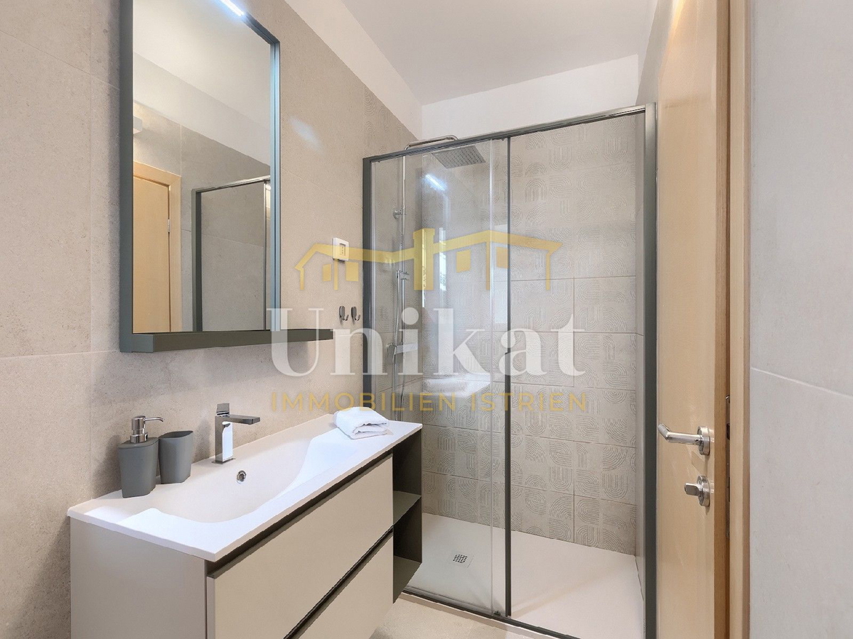 Moderna vila z notranjim in zunanjim bazenom